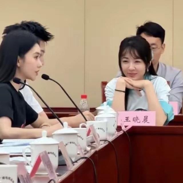 当年她和胡歌的绯闻满天飞，可惜没有在一起！不然绝对是娱乐圈的一段佳话。 ​