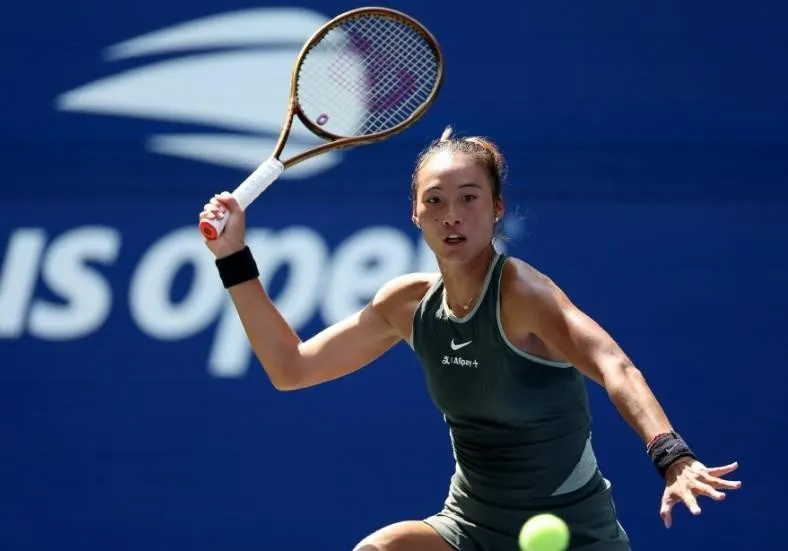 郑钦文2‑1普丁塞娃晋级美网32强
 
美网赛场爆出精彩对决。郑钦文苦战三盘拿下普丁塞娃，成功闯进32强。此前两次交手全部败北，这一次完成复仇大戏。
整场对抗看得观众手心冒汗。对手的高吊球像甩出去的绊索，频频干扰郑钦文