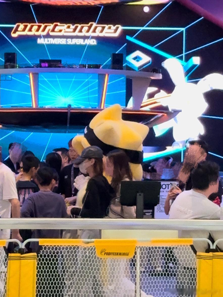 #罗斯带娃也要捡球# 原来球星带娃和普通人一样！罗斯武汉中国行，在行程空档陪孩子互动，放下篮球巨星身份，弯腰捡球，享受轻松的亲子时光#NBA罗斯带娃高质量陪伴# ​