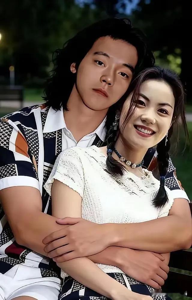 都说谢霆锋和王菲是真爱，可我怎么感觉，王菲爱窦唯和爱李亚鹏都要胜过谢霆锋，谢霆锋或许也一样，最深的那份爱也给了张柏芝。

王菲与窦唯在一起时，两人都没有太在乎名利与住所，公开场合都是大大方方的，没有遮遮掩掩。亲昵也好，出席开场合也好，甚至连倒夜壶人家都没想过避开媒体。虽然后面还是以分开而告终，但过程