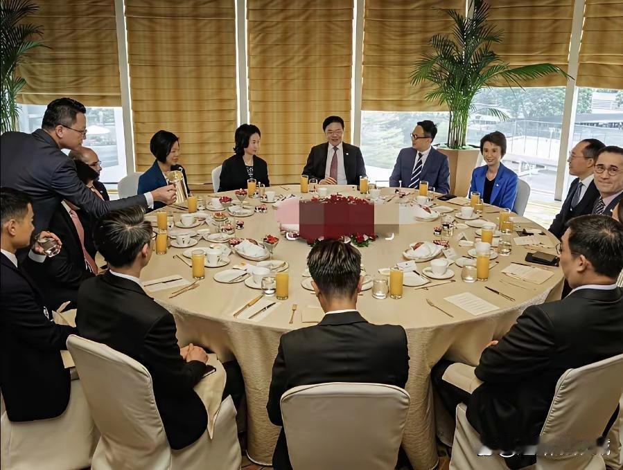 何超琼好厉害，与李泽楷、霍启刚一起参加活动，她是在合影时居中间的。 ​