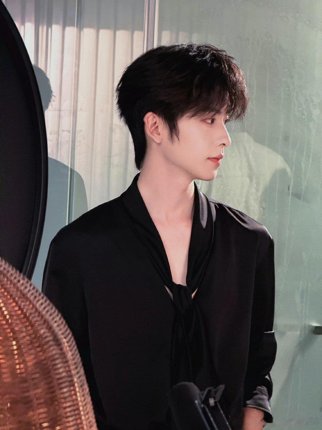 #w是一航呀w[超话]# 哥哥每天帅出一个新高度 我超爱 继续加油 走向更大的舞台​