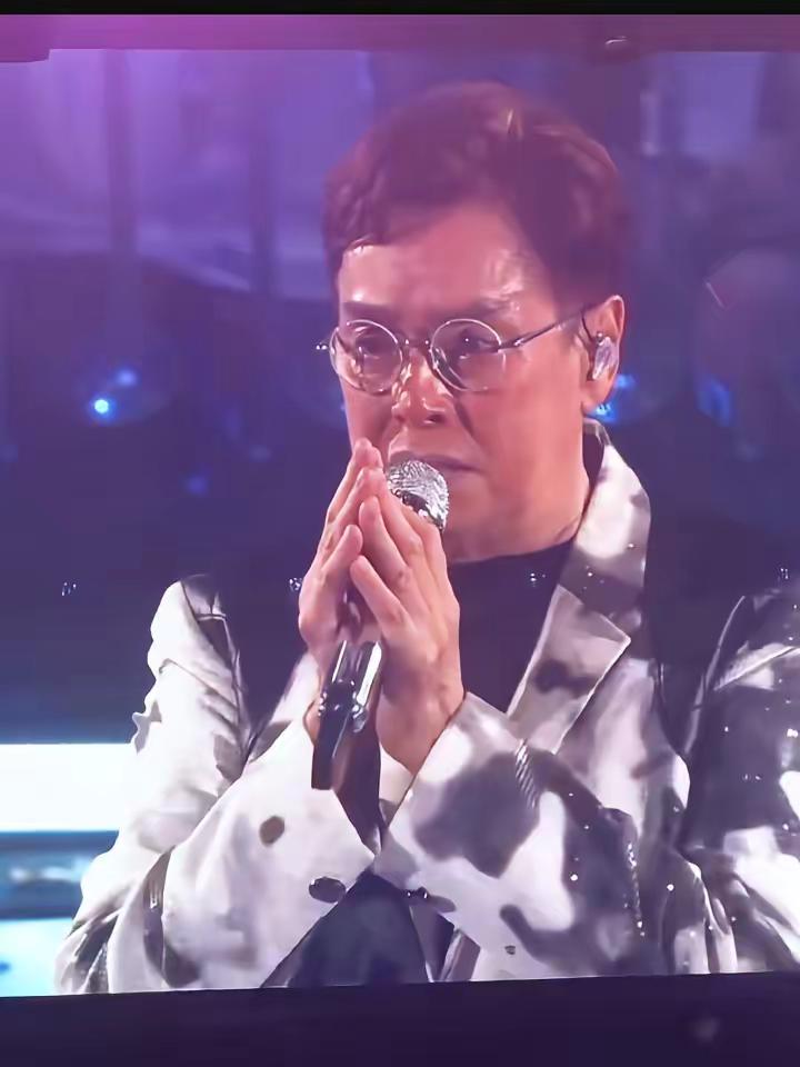 谭咏麟最后一次大型演唱会，看到谭校长哭隔着屏幕也跟着哭。这是多少代人的青春即将结束，60、70、80、90 后应该都听过谭校长的歌，岁月不饶人，唯一不变的是老歌永恒谭咏麟演唱会 谭咏麟演唱会现场live