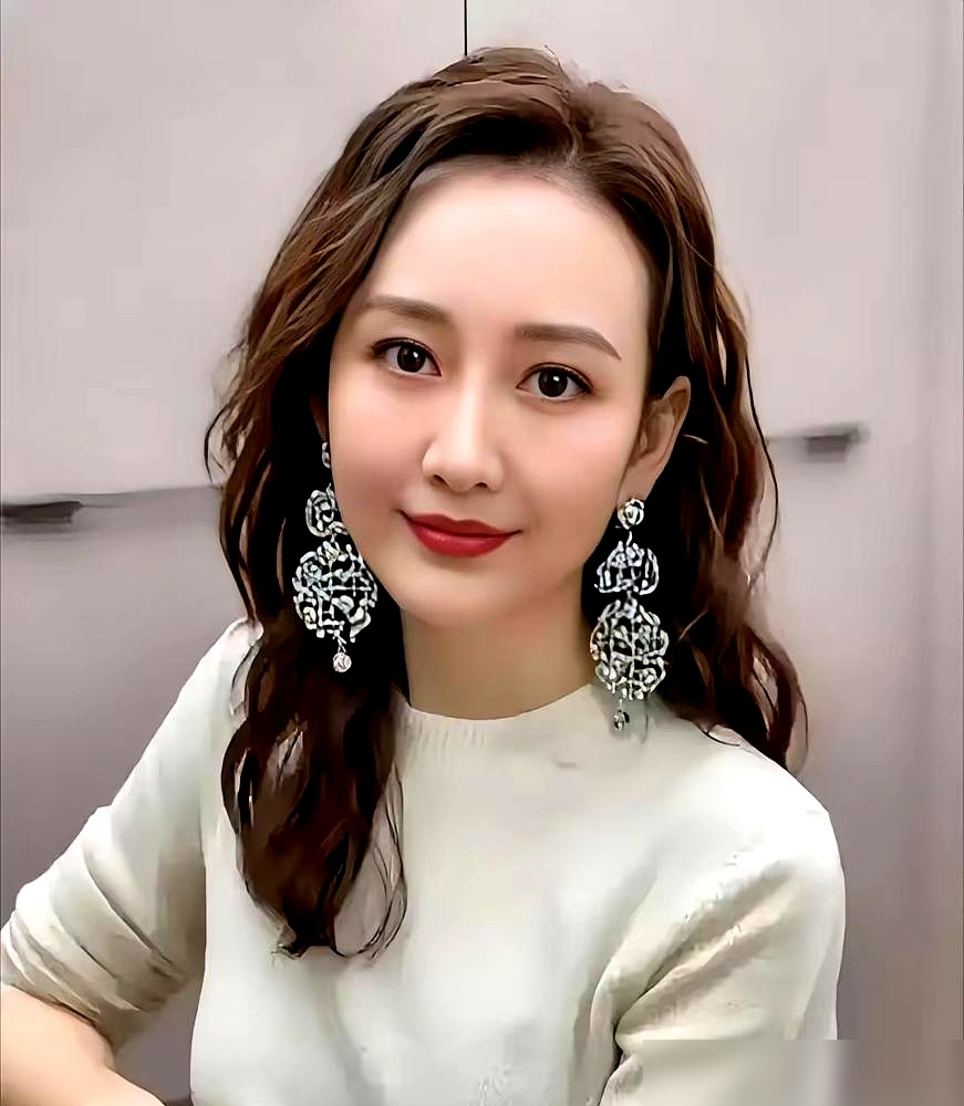 王鸥承认独自带娃，直接撕碎了老掉牙的婚恋歪理！
上个月31号，她被拍到带幼女去早教，索性大方发声明认下单身妈妈身份。没提孩子父亲半个字，只说这是生命里最珍贵的礼物。
换十年前，估计全网都要骂她不守规矩。现在评论区一边倒：婚姻是选择题，从来不是必答题。
她不吵不闹不卖惨，只恳请大家保护孩子隐私，