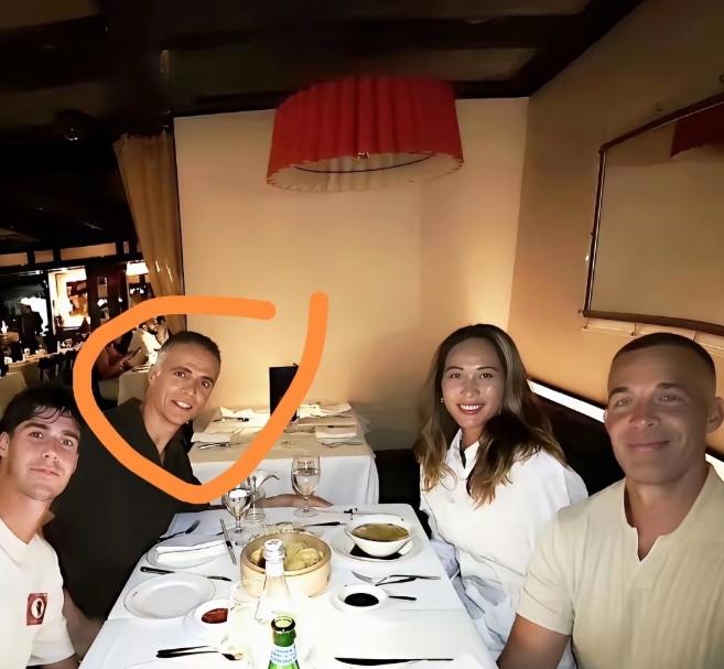 看到这张照片，千万不要认为黑衣男是老板，其实老板是郑钦文，其余3人都是她的员工，