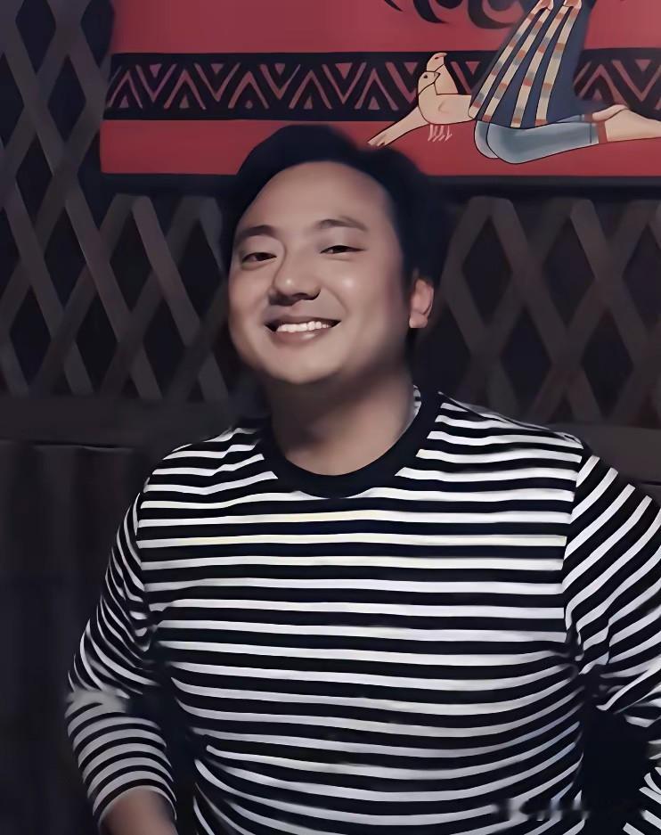 海来阿木外形变化引发网友热议，大家都说，他改动最成功的地方当属鼻子👃

翻看早年照片，从前的海来阿木长相憨厚，脸部线条圆润，就是大家印象里朴实的草根歌手模样。再对比近期曝光的近照，身形瘦了不少，五官精致感明显提升，变化最突出的就是鼻子。

鼻子变得立体挺拔，直接拉高了面中区域，整张脸一下子有了面部纵