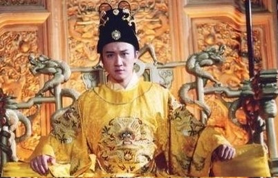 英雄与凡人，千古不变的人性

自古读史，总有两句广为流传的感叹，一句生子当如孙仲谋，一句生子当如李亚子。

后人赞叹年少英杰，羡慕他们一身本领，能定乱世，能掌乾坤。可拨开历史的烟尘再回头看，英雄的人生，从来都不是完整的范本。

李亚子李存勖，战场上是不世出的奇才，十五年披坚执锐，完成父亲三支箭的遗命