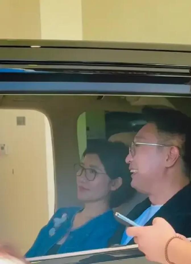 很多人不知道，林永健给儿子取名“大竣”，意思是“工程竣工”，封肚不生了

这名字背后，藏着两口子的一段辛酸往事

最近他和老婆周冬齐去看车，挑了辆30万左右的，挺实在的，没啥明星架子

俩人都五十好几了，看着比同龄人年轻。但谁能想到，在要大竣之前，周冬齐怀过两次

第一次是刚结婚，穷，俩人一商量，不