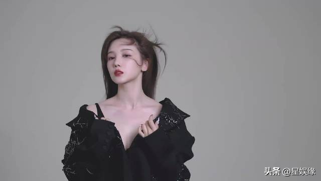陈小云男人装封面 她好白呀