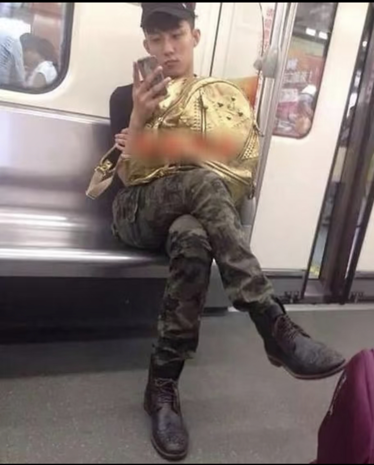 未成名的黄景瑜颜值也不过如此。他抱着黄色包包坐在地铁座位上，戴着鸭舌帽，黑色无袖背心，一件普通的迷彩裤，脸很瘦，也没有棱角，真的普通的不能再普通了！

这张旧照确实能看出他早年青涩的一面，没有妆发、打光和镜头包装，状态和现在差别很大。不过“颜值不过如此”这话有点夸张，他当时已经是模特出身，身高187
