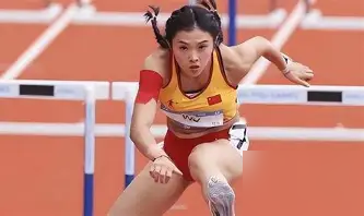 吴艳妮又被骂上热搜了，就因为名单上有她。
7月3号田协公示亚运名单，100米栏，她和林雨薇上。一群人冲进评论区，盯着纹身、妆容、表情开喷，好像名额是他们家捐的。
9月18号她接受采访，说得很实在。年龄上来了，身体机能恢复慢，每天练完全身反应特别大，一直在康复上死磕。
问她能跑多快，她说不知道恢