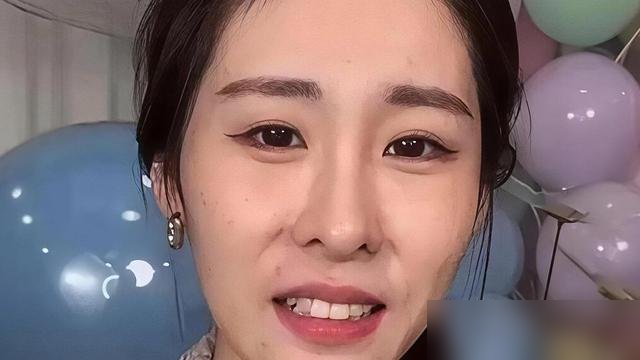 张碧晨晒了张跟女儿的合影，没露脸，就两个背影。
六年了，这俩人愣是没结婚，孩子都上小学了，各过各的。
华晨宇那边，演唱会开到飞起，南京场刚加开六场，11月15号正好是他人生第100场。张碧晨呢，10月4号还在日照唱歌，嗓子没废，状态在线。
一个忙着封神，一个忙着捞金，中间夹着个孩子，谁也不提复