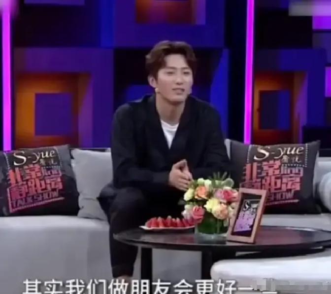 演员窦骁说：“我在加拿大时，有次谈了一个很喜欢的女孩子，我每天送她上下学，感觉光是跟她走在一起，我就很幸福了，但交往了几个月后，她突然有一天跟我说，我们还是分手吧，你是个好人，但我们不合适。谁能想到，赌王千金何超莲的心尖人也有被甩的一天！
 
窦骁没再追问。他点点头，说好。女孩转身走了，他站在原地，