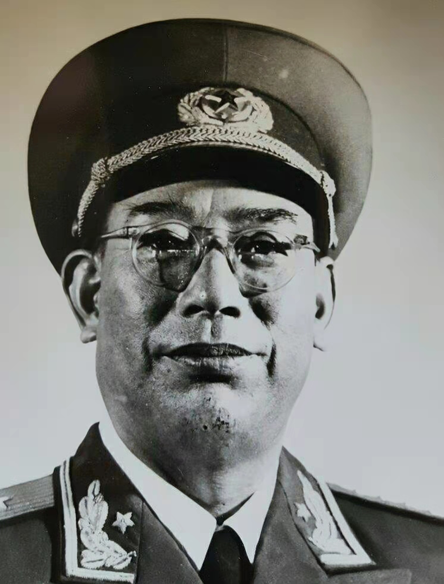 1955年大授衔之前，许光达听说自己要被授大将，惶恐不安，他去找主持授衔工作的彭德怀，说军衔太高了，要求降低军衔，授他上将足矣。彭德怀是第一野战军的司令员，而许光达是第二兵团司令员，是彭德怀的老部下。彭德怀太了解这位老部下了，批评说，许光达你搞什么？什么高不高的，这是军委定的，一点都不高。彭德怀说服
