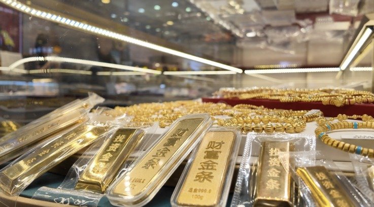 【#商家谈金价下跌是否大量囤货#】#金价已经见底了吗# 价格回落，带动购金热情升温。走访深圳水贝黄金珠宝市场看到，市场内人潮涌动，不少消费者在柜台前挑选金饰。多位商家表示，部分此前持币观望的消费者开始出手，金饰购买需求增多，投资金条销售也明显升温。#金价暴跌情侣一天跑两趟黄金市场#

购 ​