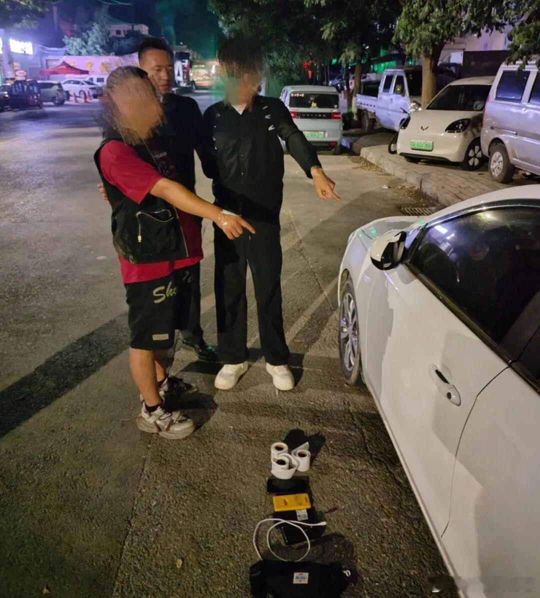 #网络文明陇风清##甘肃身边事##兰州身边事# 大半夜不睡觉贴“牛皮癣”， 两人被抓

近日，会宁县城区不少车辆的车窗、后视镜上频繁被张贴涉诈、涉黄引流小贴纸，这些城市“牛皮癣”，暗藏电信网络诈骗陷阱，严重扰乱社会治安秩序。会宁县公安局网安大队迅速部署开展打击行动，紧盯夜间作案高发时段，综 ​