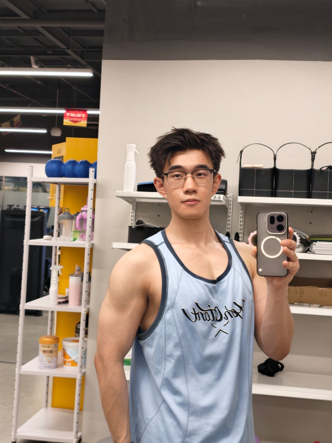 练腿了[么么哒]今年进步最大的其实还是腿，量了腿围粗了不少，虽然也没有练很大，但是好歹摆脱了大腿小腿一样粗的问题 ​​​