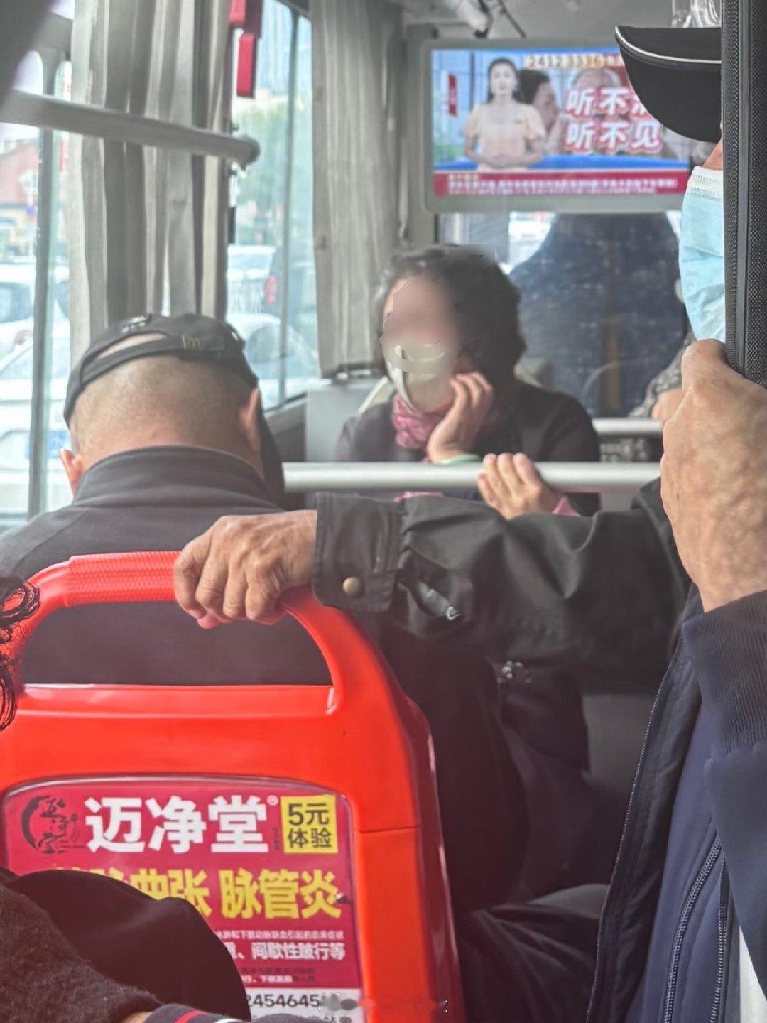 天津公交里的广告，真的是“精准投放”。  ​