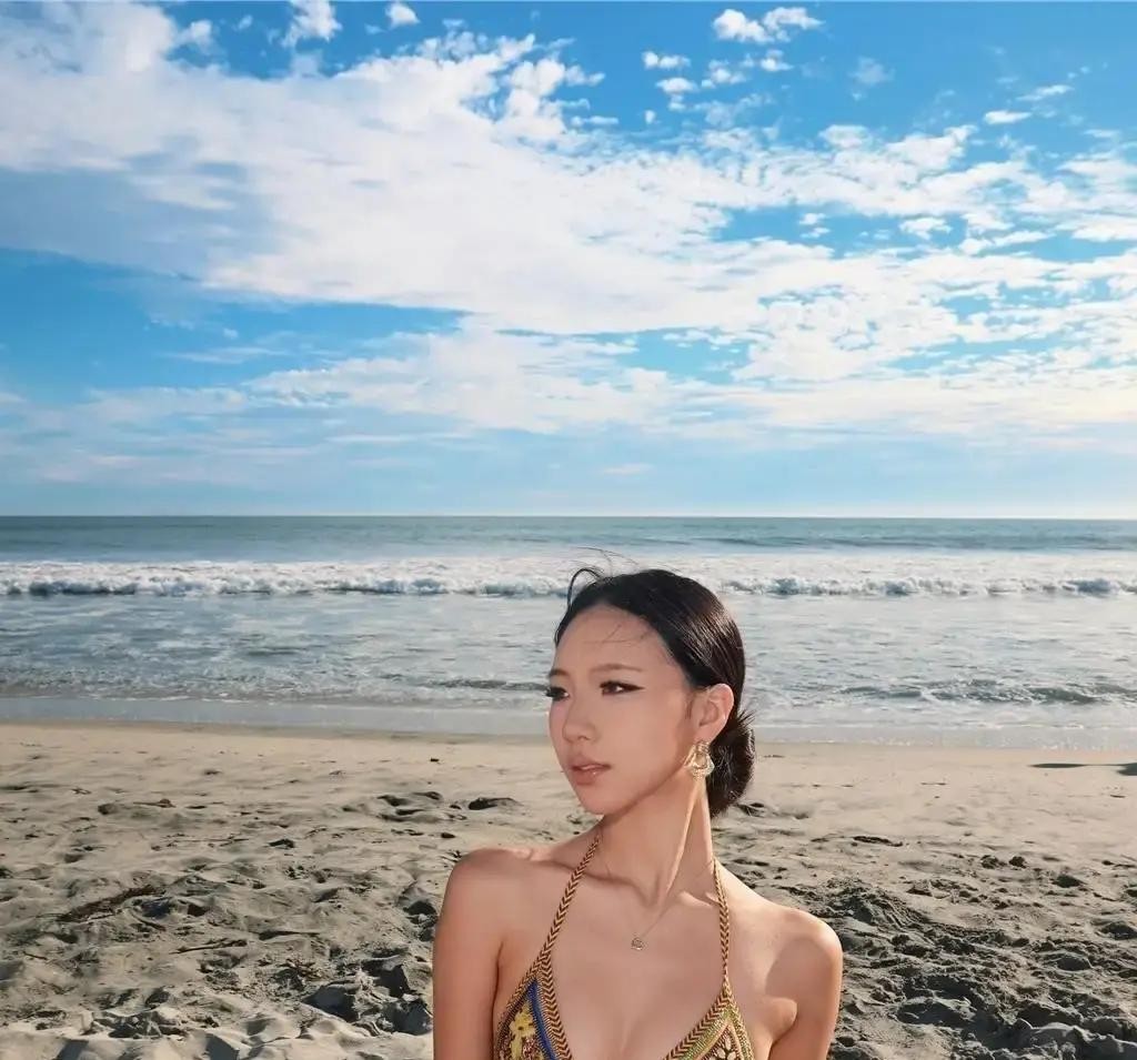 “美是美，但前两张发出来之前，不用先问问妈妈吗”

看到亲妈跑到社交平台上留下这么一句酸溜溜的评论，底下的网友瞬间炸了锅

引发这场讨论的，是正在美国南加州大学念书的许曦文

20岁的她趁着假期跑去圣地亚哥海滩度假，大方晒出了一组豹纹比基尼辣照

照片里的她早就褪去了当年跟着小S上节目时的那种怯生生