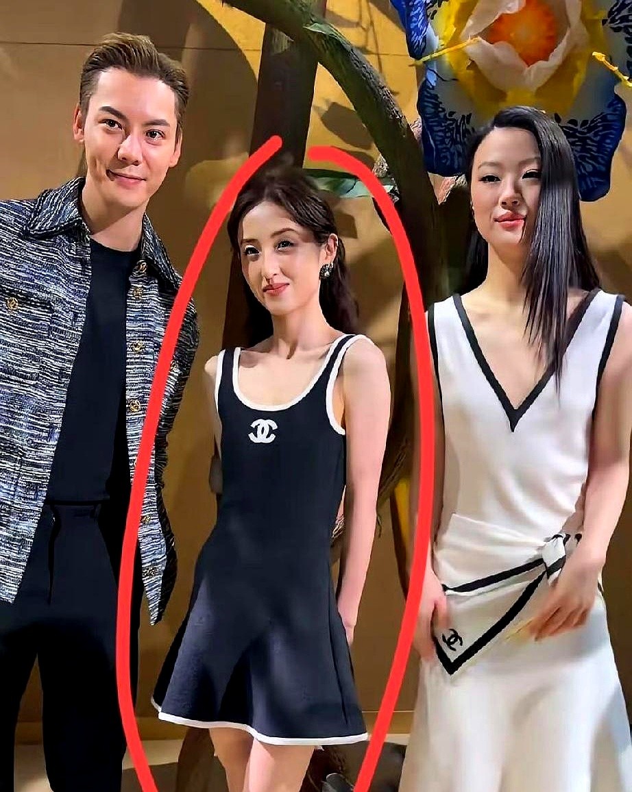 张子枫站在镜头前那一秒，以前那个假小子彻底不见了。

黑白拼接短裙上身，生图镜头直接怼脸，眉眼完全舒展。她跟穿条纹西装的陈伟霆、一袭白裙的单依纯并肩站成一排，硬生生稳住全场，透着一股不争不抢的从容。

以前大家都当她是国民妹妹，一身青涩。现在肩膀打开了，眼神定住了，对着闪光灯连嘴角扬起的弧度都带着底