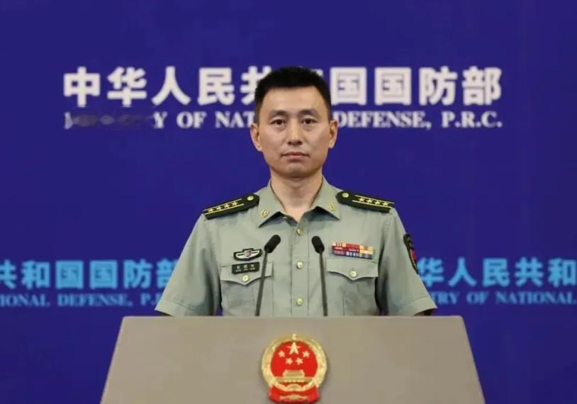 中国国防部罕见强硬表态，向全球划出不可逾越的红线：解放军已箭在弦上、枕戈待旦，谁敢阻碍中国统一，就一定会被彻底粉碎，再大的困难也动摇不了中国统一的决心。

这番表态，指向的不只是某一次军演，更是对“台独”分裂活动和外部干涉划出的底线。国防部发言人蒋斌在9月记者会上批评，台湾当局发布的所谓“军力报告书