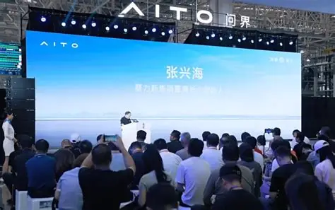 赛力斯与华为官宣问界业务架构调整，余承东在公开交流中表示，随着赛力斯自身能力提升，由赛力斯主动提出主导问界运营，华为予以尊重和支持。



官方表态，回应了市场此前的各类猜测。 张兴海带领企业从小康走到问界，经历了行业周期的起伏，外界也在探讨本次调整背后的多重考量。

市场最普遍的猜想，集中在利润分