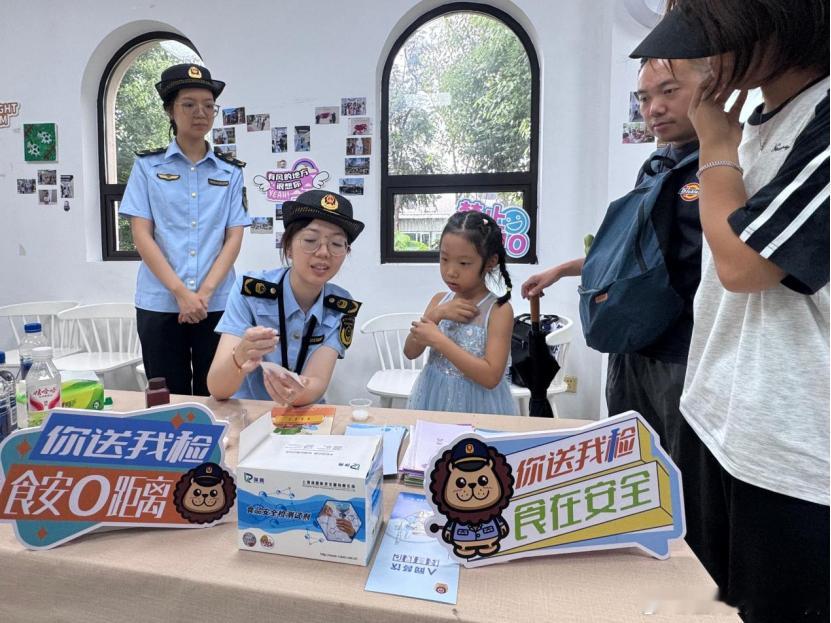 #区局动态#【毗邻共治护食安 便民服务暖民心】近日，廊下所联合广陈所，依托沪浙联合工作站开展跨区域食品安全系列服务活动。活动深入山塘老街景区，面对面为游客、居民普及食品安全知识，并依托 “食 KE 行” 流动哨点，开展牛奶蛋白质 “你送我检” 便民快检服务，有效深化毗邻区域食 ​