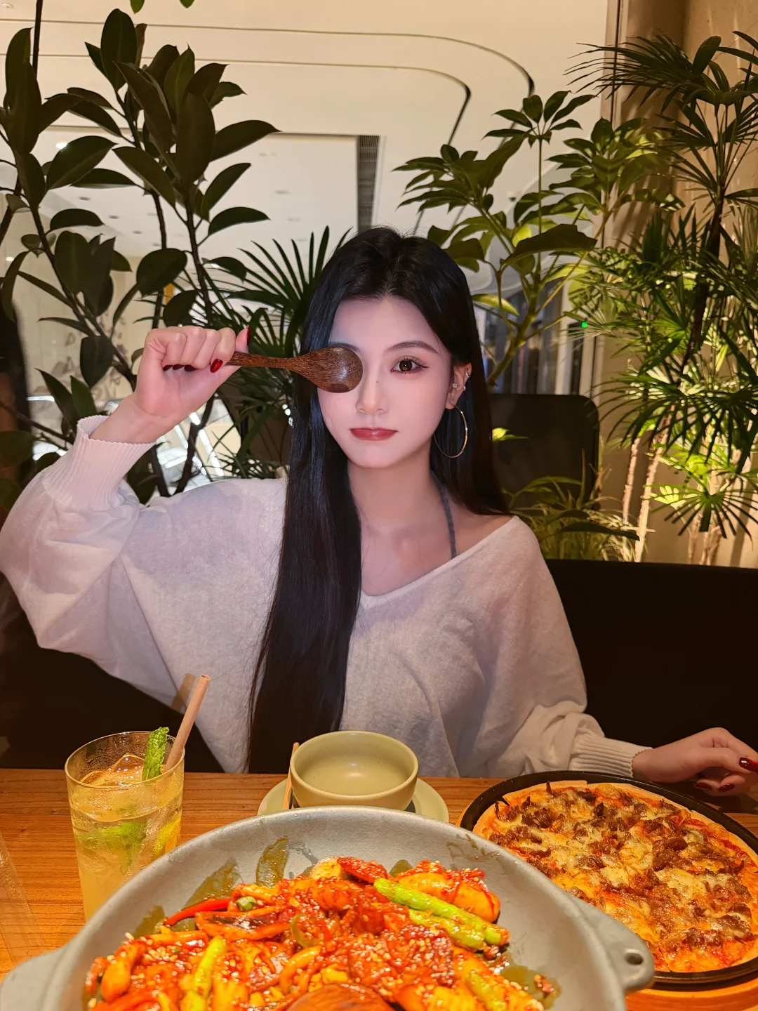 和闺蜜出去玩 这样和食物合照🍕