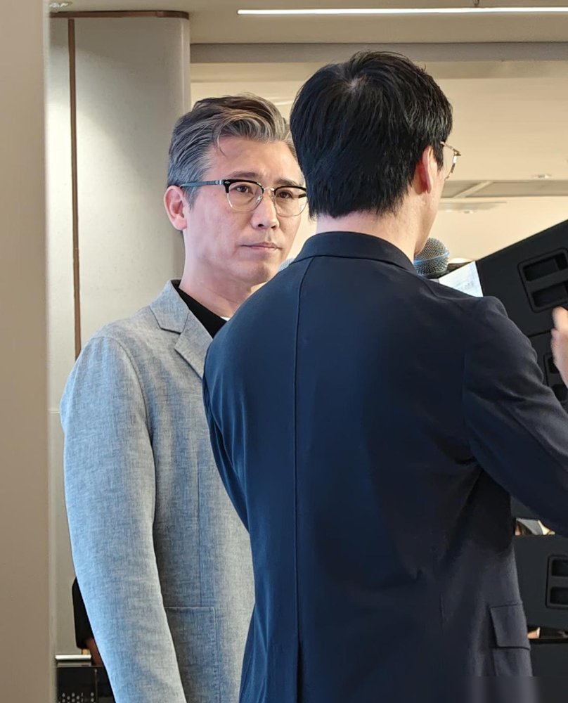 李乃文在兰州被围了，一堆小姑娘举着手机喊他“叔圈天菜”，他愣是站在原地，挨个点头打招呼，一个没落。那身板挺得笔直，戴副眼镜，斯文得不像混娱乐圈的。
这哥们今年52了，前二十年演配角，没人记得住名字。这两年突然就炸了，《九门》里半截李阴狠带笑，《爱情有烟火》里又油又怂，转头金鹰奖没入围，记者问他啥感