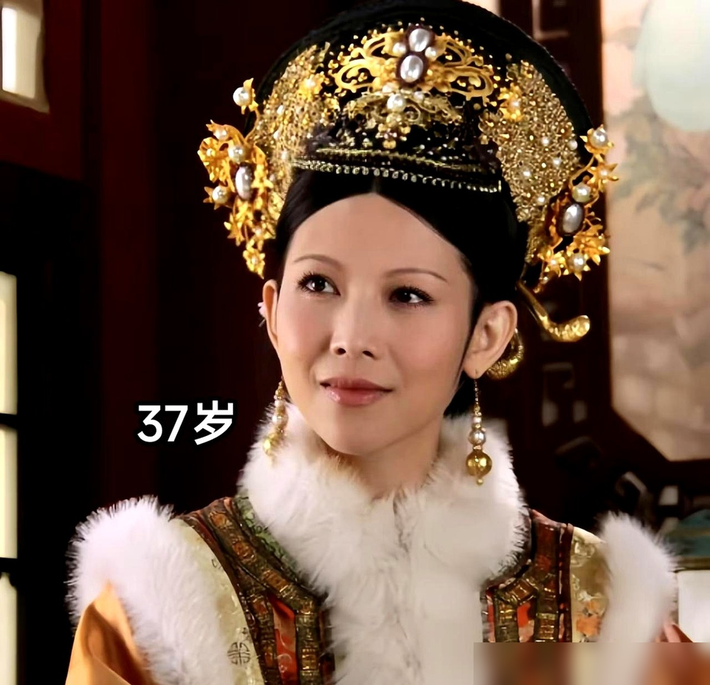 孙俪拍《甄嬛传》时，片酬就是个普通女演员的价，压根没到天价。
蓝盈莹、蒋欣、陶昕然那拨人更惨，新人，非顶流，拿的估计连现在小花的零头都够不上。就这，一个个在片场跟饿狼似的。
后来孙俪火了，《芈月传》直接干到85万一集，总片酬6885万。但那狠劲儿，是饿的时候逼出来的。
现在的小花，还没开机钱先