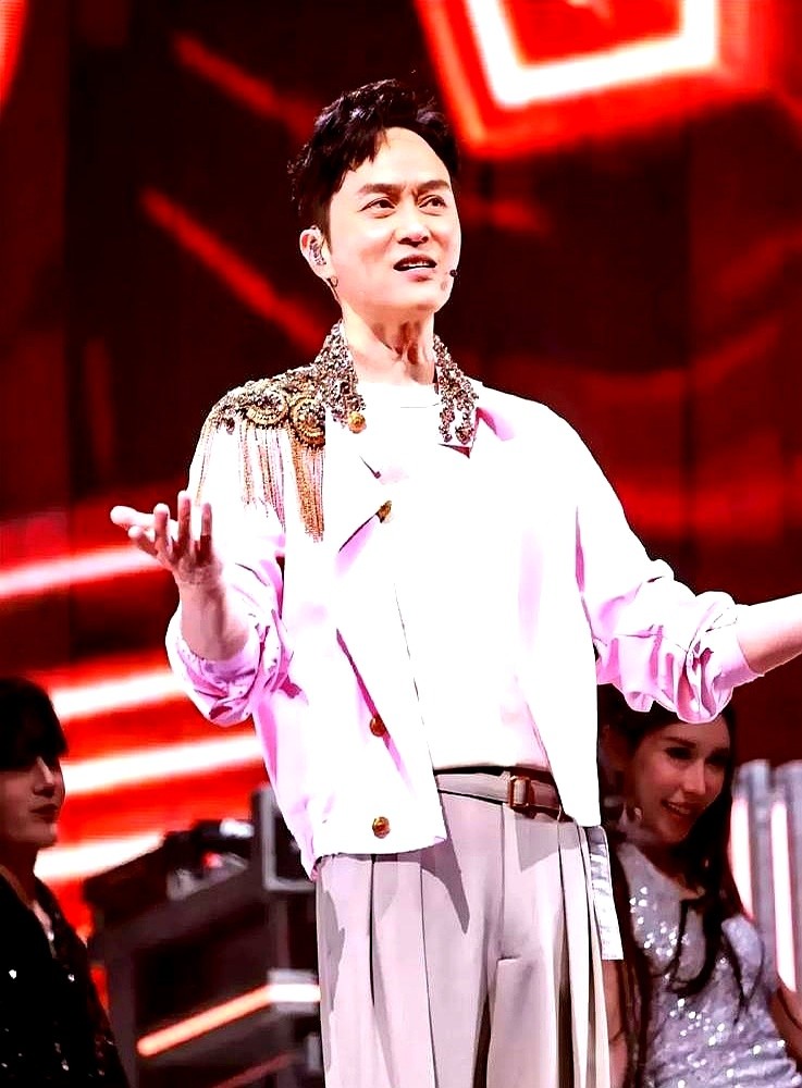 张智霖在镜头前喊“当年是被自愿逼的”，话音刚落，袁咏仪抄起棍子就过来了。

上一秒还在嘴硬爆料，下一秒他已经滑跪抱大腿求饶。

这对夫妻上节目从来不演深情。张智霖吐槽老婆嗓门大，袁咏仪直接翻白眼骂他“狼外婆”；一提到买包，张智霖立马捂胸口装痛，袁咏仪完全不吃这套，该买照买，底裤互拆个精光愣是不翻脸。
