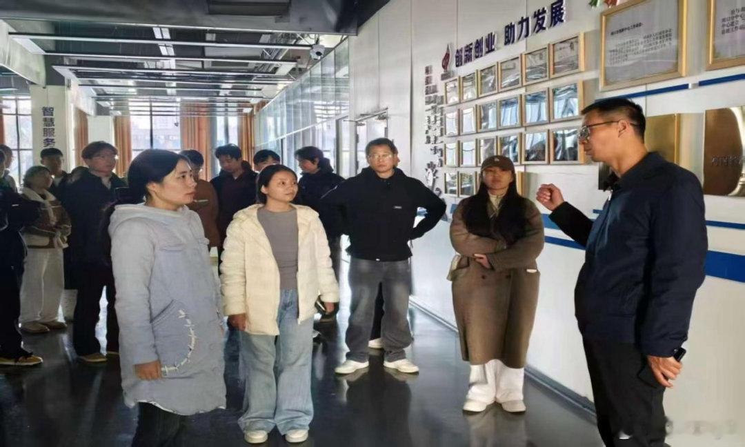 #河南科技职业大学[超话]#  本次活动中，企业技术骨干围绕数字可视化、新媒体创作等核心板块，结合元宇宙设计、AI辅助创作等行业前沿趋势，以“案例+演示”形式解析专业知识的产业转化路径；毕业生就岗位能力要求、求职准备方向等问题与企业方深入交流，进一步明晰职场需求与发展方向。 ​