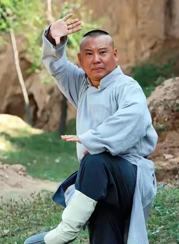 侯耀文和马季从来就不在一个层面上，马季是能跟侯宝林马三立放一块说的人物，侯耀文放在马季徒弟堆里都未必拔尖。姜昆赵炎刘伟冯巩这四位，八十年代哪个不是红透半边天，马季当年专程去建设兵团把姜昆赵炎调进广播说唱团，赵炎跟马季搭档二十七年，《五官争功》传遍全国。笑林在“学”上独树一帜，观众叫他“笑林广播电台”
