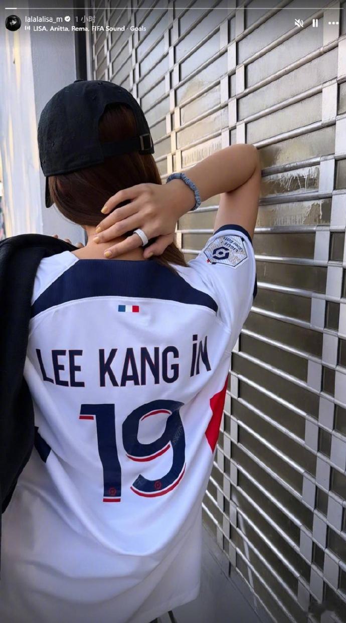 Lisa在社媒晒出了自己身穿韩国前锋李刚仁在巴黎的球衣的照片，为韩国队...
