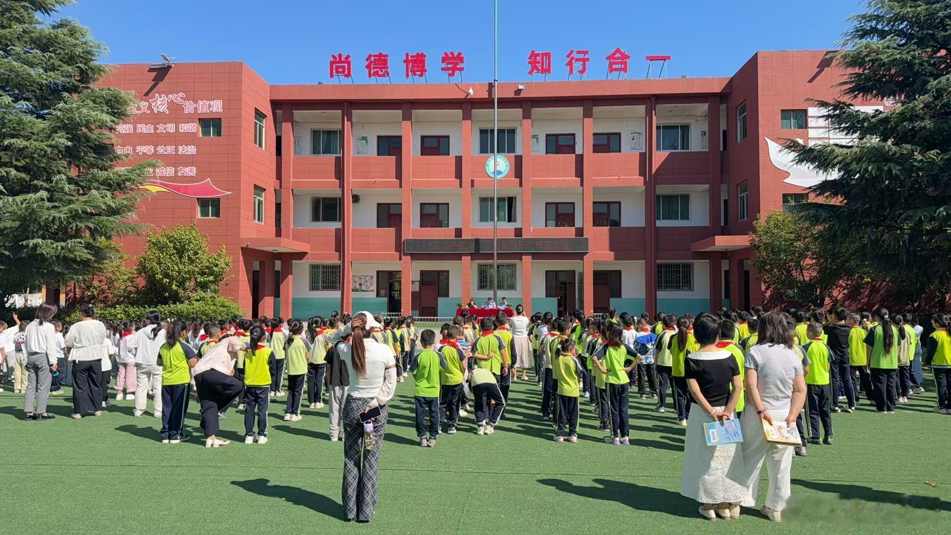 #陕西治安# 【法治宣讲进小学  护航少年向阳行】为进一步筑牢校园安全防线，护航未成年人健康成长，2026 年 9 月 3 日，咸阳市乾县阳洪派出所 民警深入辖区小学开展普法宣传活动。通过贴近学生生活的真实案例，深入浅出讲解守法常识与安全防范知识，引导学生自觉遵纪守法、远离危险，全力守护平安校园 ​
