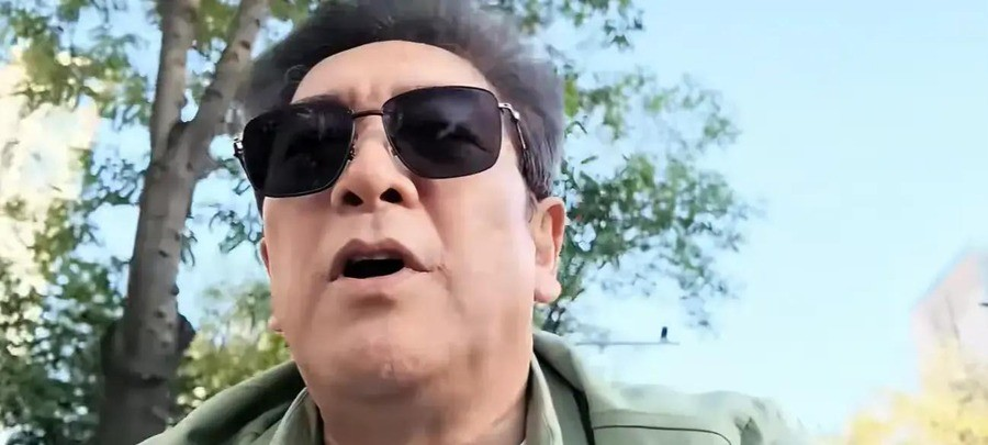 水均益63岁了。他采访过普京，现在一个人住在北京，煮一锅茶叶蛋当顿饭。龙凤胎在加拿大读书，一年开销六七十万；北京97岁的老母亲和智力残疾的大哥，一年租房请保姆看病25到30万。他说，我不敢老。 
 
这话听着像自嘲，扒开来全是骨头。他不是在诉苦，一个专访过四百多位政要的人，犯不着用一锅茶叶蛋换同情。