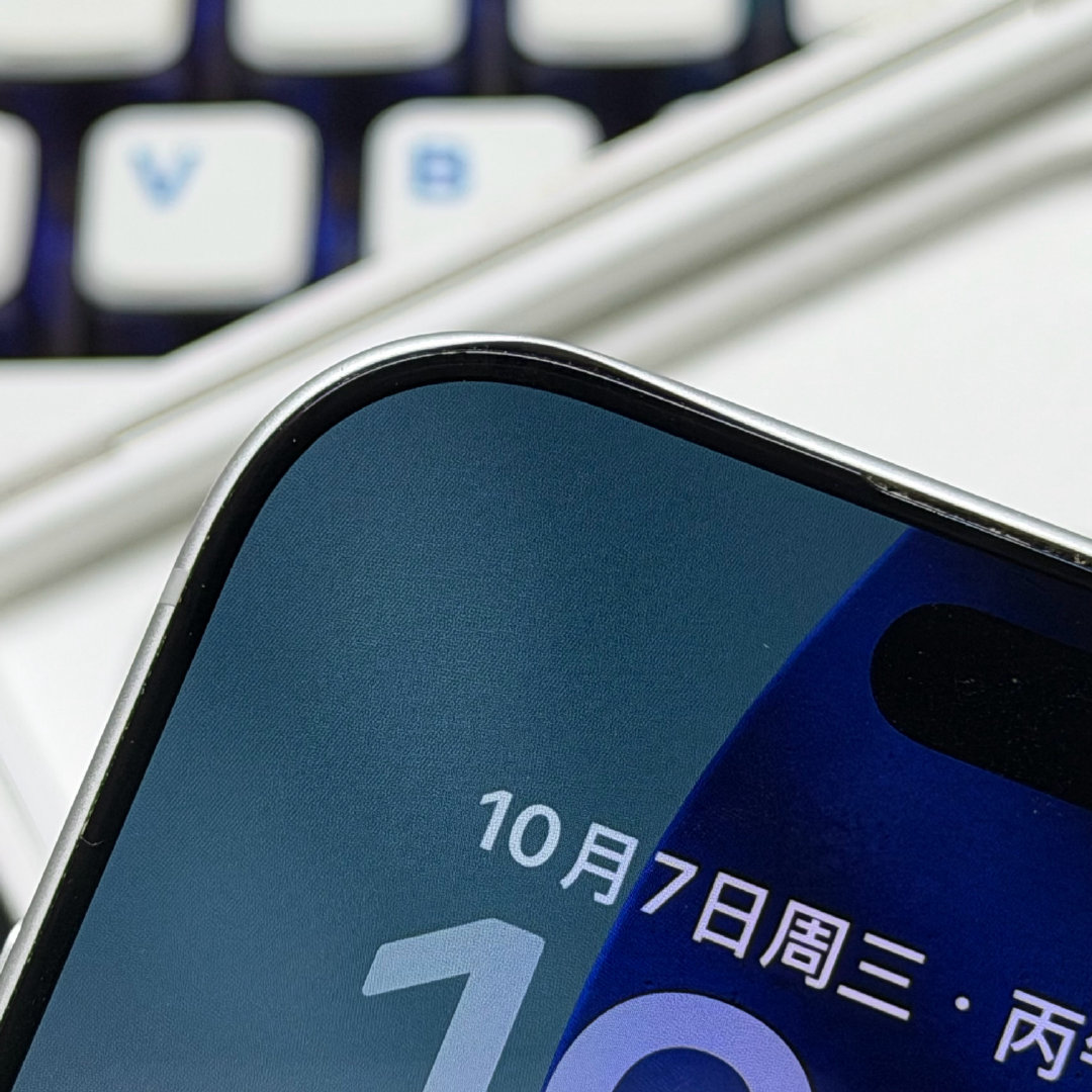 iPhone 17 Pro Max不仅软且还重，软到什么地步？戴壳都然并卵，一样变形，这台白色若不戴壳，回头补腻子都不好使。[doge] ​