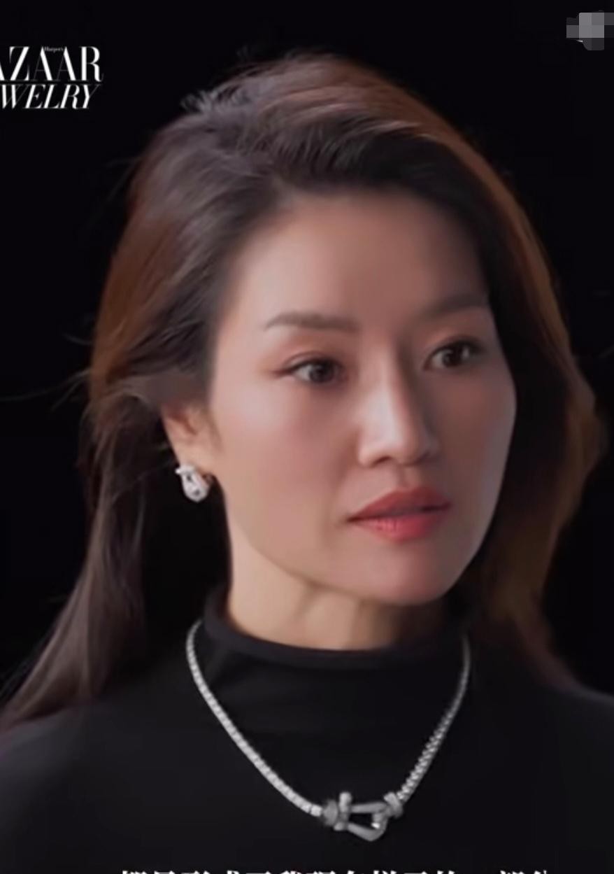 郑钦文在前线拼下冠军，结果热搜风向全跑偏了，久未露面的李娜一出镜，直接把大家伙的注意力给勾走了。
镜头里的李娜，跟当年赛场上那个皮肤晒得黝黑、眉头紧锁、浑身杀气的大满贯冠军，简直判若两人。
整个人五官舒展，下颌线利落分明，随便往镜头前一坐，扑面而来就是一种从容松弛的大女主范儿。
很多人第一眼甚至没敢