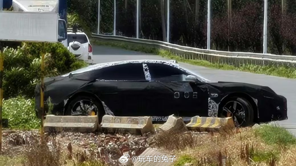 之前就有人拍到小米这车的路试谍照，现在#小米SU9 LUX# 商标也注册完成，就看它什么时候上市了……你们觉得这车会卖多少钱？
#新能源汽车##大v聊车##小米汽车# ​