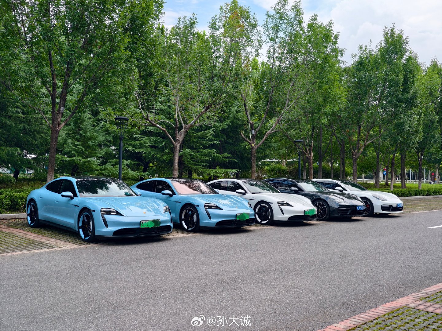做版主、做汽车媒体这么多年，
其实车友是人生很宝贵的财富！

比如，当你要拍一期视频的时候
一条消息，就来了这么多车[心][心]

#德系车[超话]##保时捷##大V聊车# ​