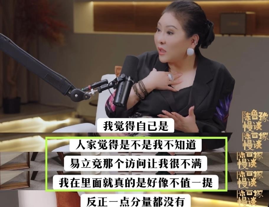 向太坐在访谈沙发上，灯光打在侧脸，翻起旧账时语气里藏着一股被忽略的委屈——向佐那场四个小时的专访，夸遍父亲、弟弟、妻子，唯独跳过了她。更让她介意的是，面对&34;前妻抚养两年&34;的传闻，儿子没有当场否认。她一字一顿地辟谣：一天都没有。
当晚，向佐的微博像一颗石子砸进湖面。深夜亮着的手机屏幕前，他敲下几行字：