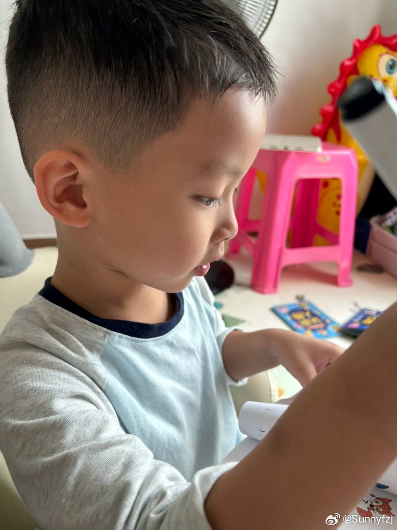 爱偷拍的妈妈#小可爱##妈妈的小宝贝# ​