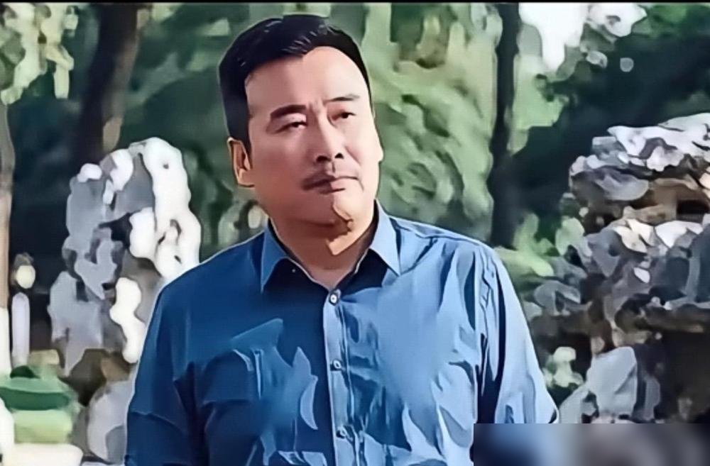柳云龙一个电话，把半退圈的罗海琼拽进《风筝》剧组，顶的是柯蓝脚伤撂下的挑子。没试戏，没讨价还价，人到了就开机。那会儿剧组不兴流量，只认谁像韩冰。
结果呢，罗海琼拿了奖。演完这戏她又消失了，后来再露面，是跟华谊老公在澳洲带娃度假。她自己说过，产后抑郁，息影十年，回来只能演配角。甚至有制作人撂话：不整
