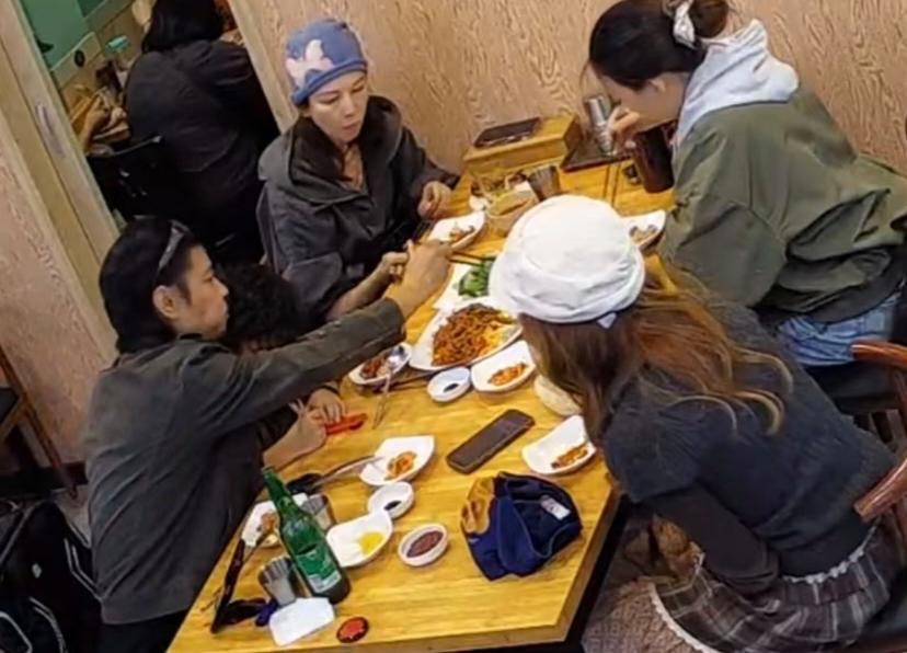53岁蔡少芬一家现身韩国度假，蔡少芬全程素颜出镜，头戴拼色休闲针织帽，身着宽松深灰外套，没有刻意的明星装扮，状态随性自然真实，没有妆容加持的她面部状态偏干瘪松弛，尽显真实的中年状态。
他们一家人全程轻装出行，他们带着三个孩子出国游玩，没有保镖随行，没有刻意摆拍，一家人的状态和普通出游家庭的状态别无二