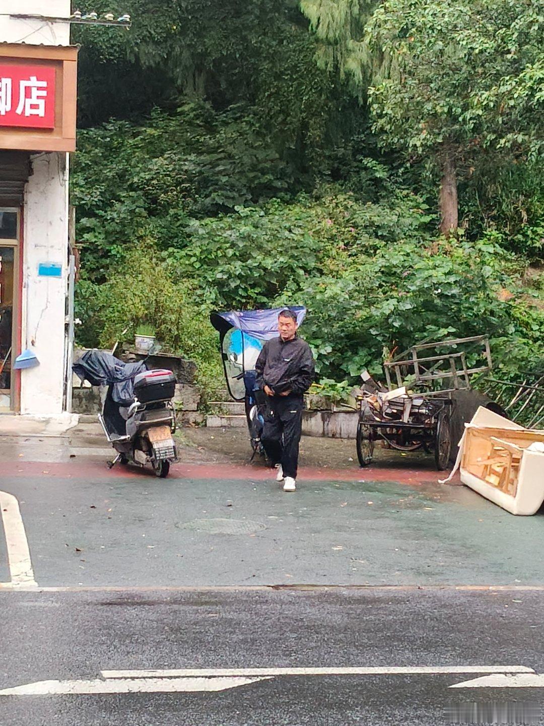 😓路边角落当自家洗手间？大男人这般随性，公德碎了一地，真是开眼了。

#不文明行为# ​