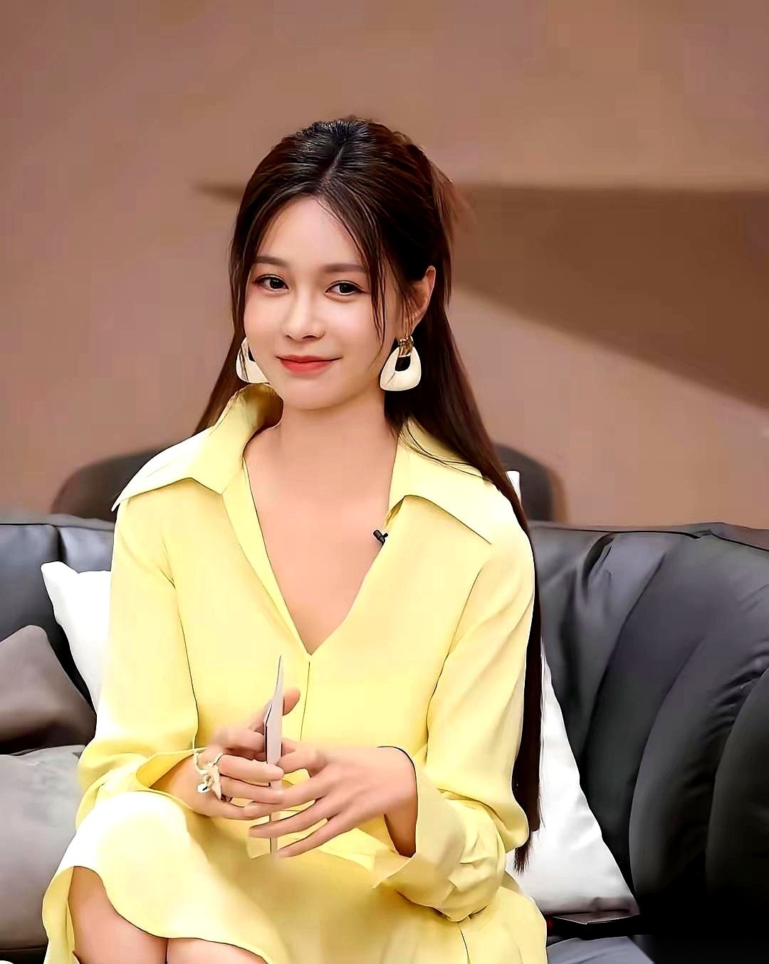 一段早年的综艺画面里，杜海涛冷不丁冲着沈梦辰甩出一个问题：“能给我妈三千万不？”
旁边嘉宾手里的水杯停在半空，全场没人接话。
沈梦辰连坐姿都没换，眼神直勾勾迎上去：“三千万？哪够。”
真金白银一分没掏，但沈梦辰反手甩出来的“三样东西”，让婆婆一句话都说不出来。
时间倒回2014年。牵手照被曝光，舆论