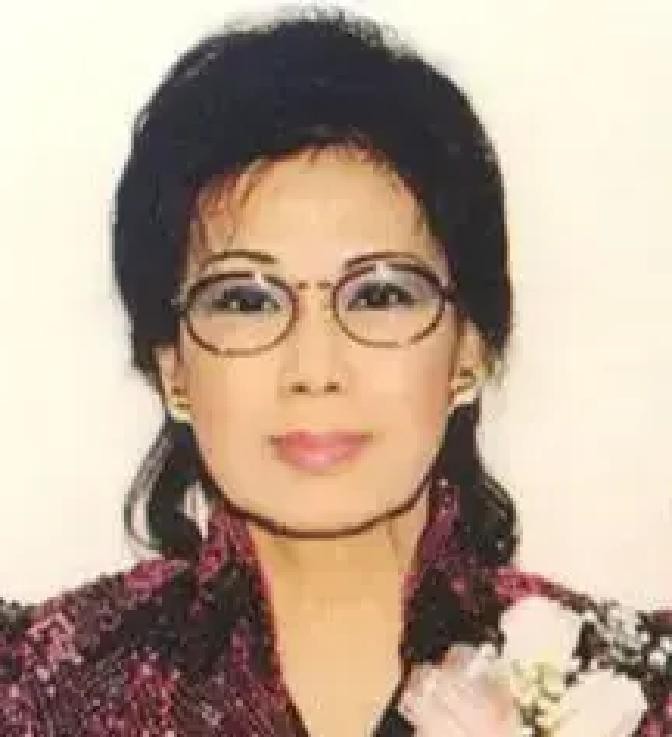 冯坚妮（1938年-2025年8月），女，汉族，祖籍广东省鹤山市古劳镇上升冯起凤村。是全国政协原副主席、香港富豪霍英东的夫人。

1958年深秋，霍家老宅的正厅里，霍英东拉着她的手迈过那道紫檀木门槛。堂上坐着霍家族中几位叔伯长辈，茶杯搁下时磕出很响的声音。一个唱粤剧出身的年轻女子，要走进霍家的门，没