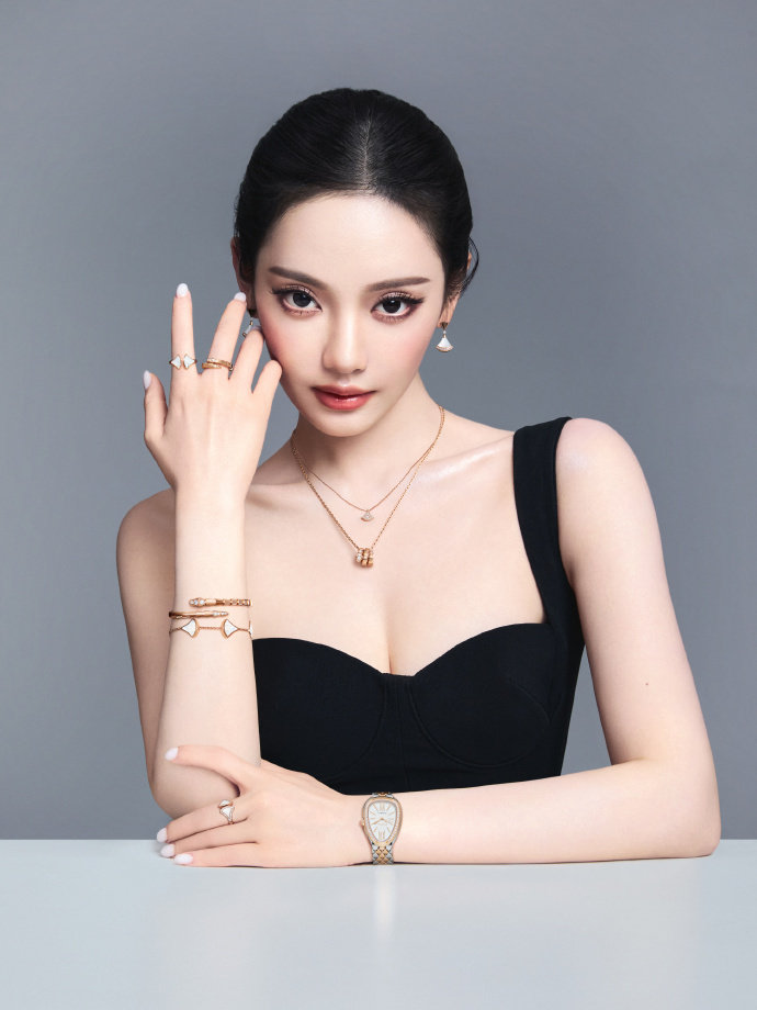 #宝格丽官宣宁艺卓#

宝格丽正式官宣宁艺卓！
优雅知性的美丽大眼猫🐈‍⬛🩵

官宣海报造型大光明盘发➕黑色吊带裙🫶🏻🫰🏻
恭喜宁宁、、期待接下来和宝格丽的故事~ 

#刘冲恭喜宁艺卓加入宝格丽# ​