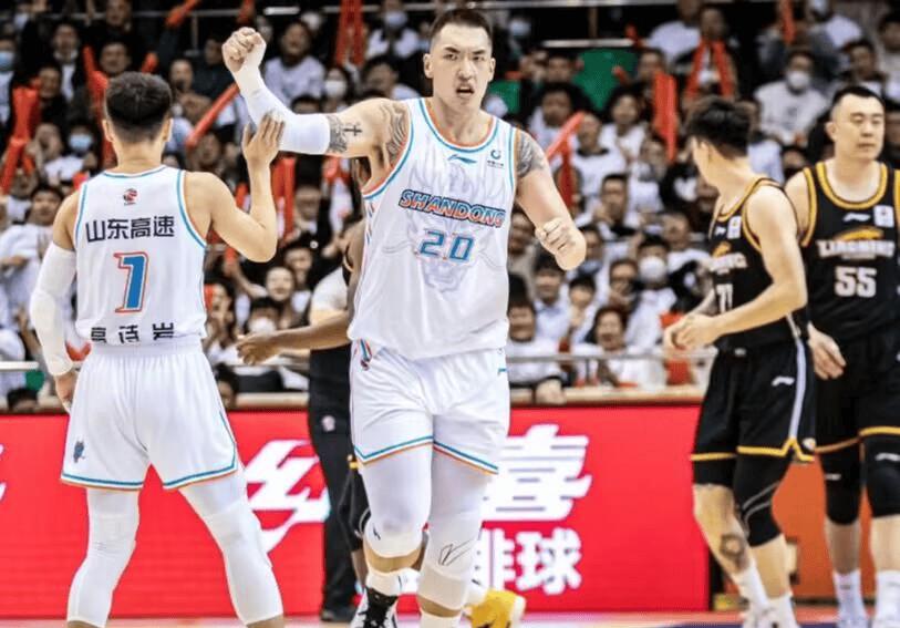 高诗岩、陶汉林继续留守，山东核心框架敲定，球队思路终于清晰……
 
CBA官网更新注册名单之后，山东高速这个休赛期的布局，大伙基本就能看明白了。
 
高诗岩拿到两年D类顶薪合同，相当于俱乐部把未来两年后场核心的位置稳稳交到他手上。前几个赛季来回折腾，山东这下算是下定了决心，以后卫作为根基搭建整套阵容
