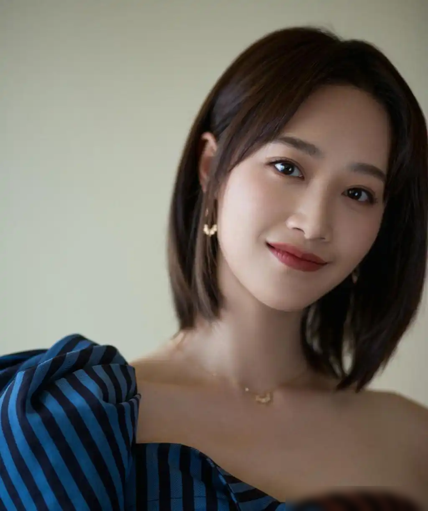 蓝盈莹被骂了整整六年，就因为她在综艺里说自己充满狼性。
当年浪姐二公，她让零基础的吴昕十天学会贝斯，四公又主动挤进宁静团。全网追着骂：野心大、吃相难看、情商低。伊能静甚至当面调侃，早二十年能生出她。
最狠的时候，品牌方怕被骂，直接跟她解约。
结果呢？争议过后，一堆制片人抢着递剧本，她三年没断过